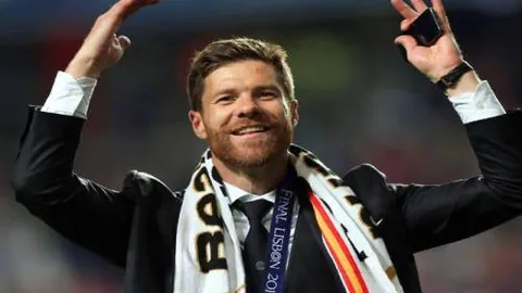 亚冬会高校志愿者冰爪助阵，自创手册展才华